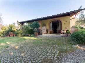 Гостиница Detached house in the hills of Arezzo, surrounded by olive trees  Ареццо